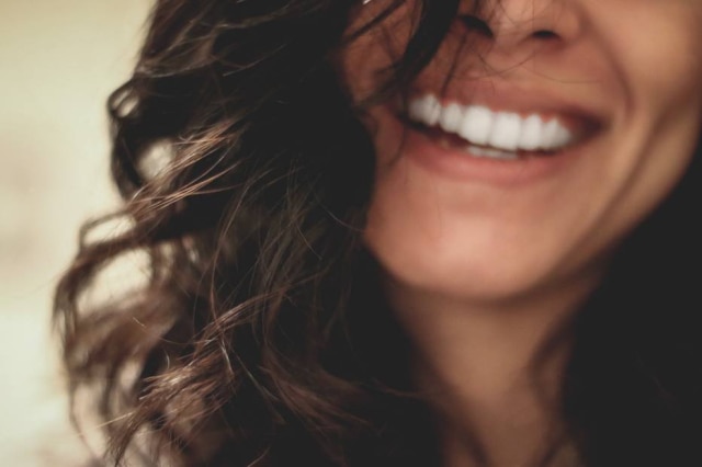 Lesly Juarez/ Unsplash A cirurgia plástica de bichectomia envolve dois cortes dentro da boca, um de cada lado