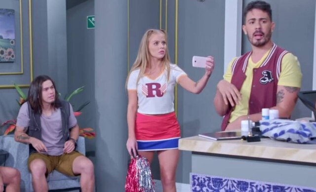 Reprodução de 'Os Roni' (2019) / Multishow | YouTube @Humor Multishow Whindersson Nunes, Luísa Sonza e Carlinhos Maia juntos em cena de 'Os Roni', do canal Multishow.