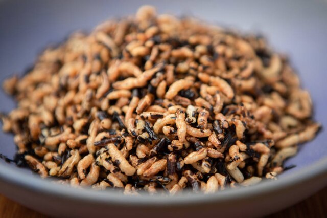 No restaurante Satú, a pipoca de arroz selvagem é feita por imersão e o processo dura poucos segundos