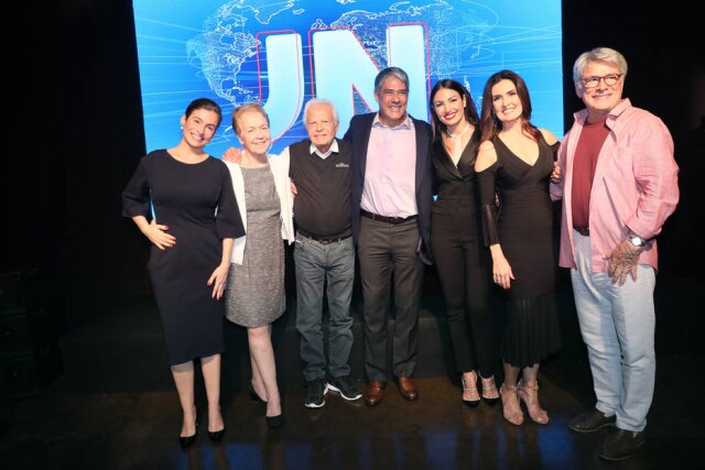 João Miguel/ Globo Renata Vasconcellos, Alice-Maria, Cid Moreira, William Bonner, Patricia Poeta, Fátima Bernardes e Sérgio Chapelin na festa de 50 anos do 'JN'