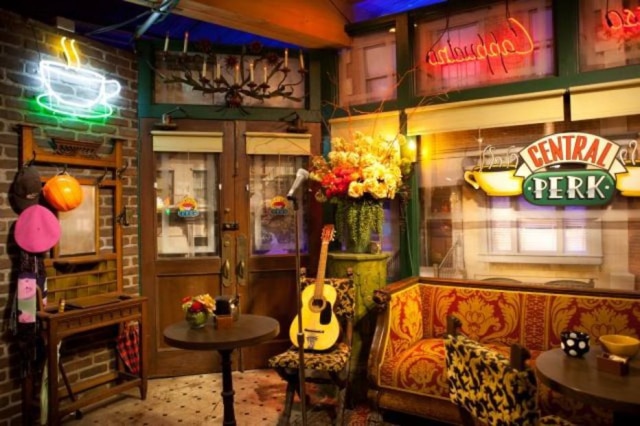 Pinterest/Go Historic Cores e texturas se harmonizam na decoração do Central Perk