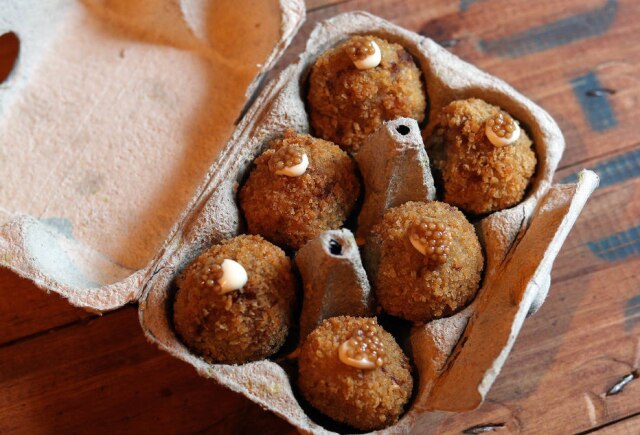 Alex Silva/Estadão Croquetas de músculo bovino, bem cremosas, uma das receitas do La Barra.