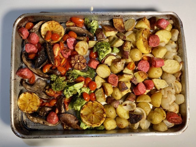 Patrícia Ferraz/Estadão Vegetais de assadeira com linguiça.