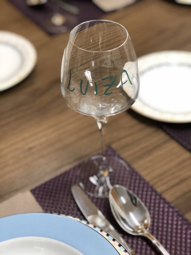 Ideia para marcar as taças dos convidados e evitar que sejam trocadas.