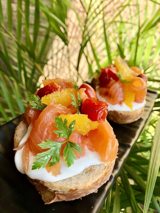 Aline Guedes Tostadas de salmão gravlax, boursin e laranja em calda.