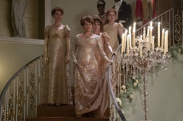 Liam Daniel/Netflix Na nova temporada de 'Bridgerton', as mulheres da família Featherington têm de encarar dificuldades financeiras enquanto mantêm o status social.