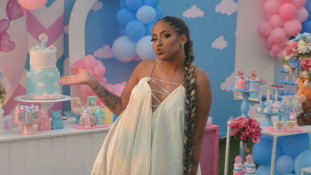 Instagram/@mclomaofficial Mc Loma fez um chá de revelação em Pernambuco, seu estado natal, e descobriu que terá uma menina.
