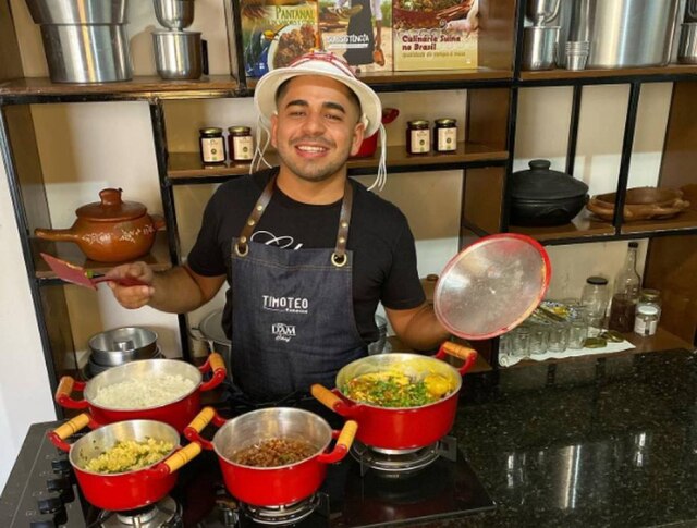 Instagram/@reidocactoof Chef de cozinha Timoteo Domingos, que se intitula como rei do cacto, recebeu alta após 25 dias internados por conta de um acidente de moto.