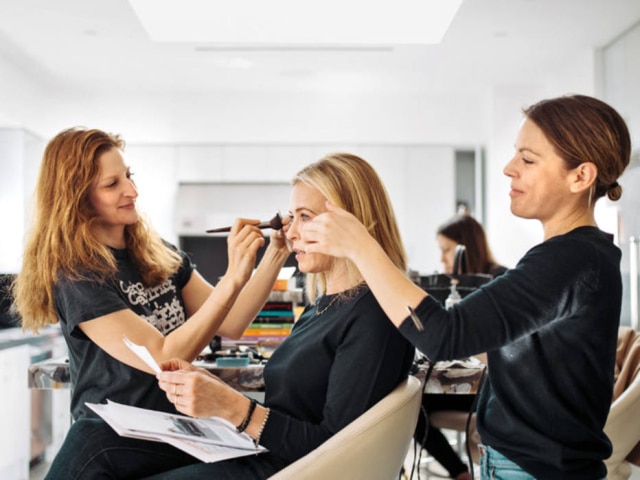 Brinson+Banks/The New York Times Equipe cuidando do cabelo e maquiagem de Chelsea na casa dela
