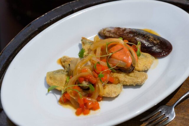 Lucas Terribili|Divulgação Carapau empanado com escabeche de mexilhão, um dos pratos do jantar na Taberna da Esquina