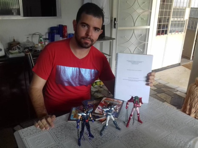Jonathan Julian/Arquivo pessoal O estudante Jonathan Julian, de 26 anos, relacionou os personagens de 'Cavaleiros do Zodíaco' com modelos de liderança.