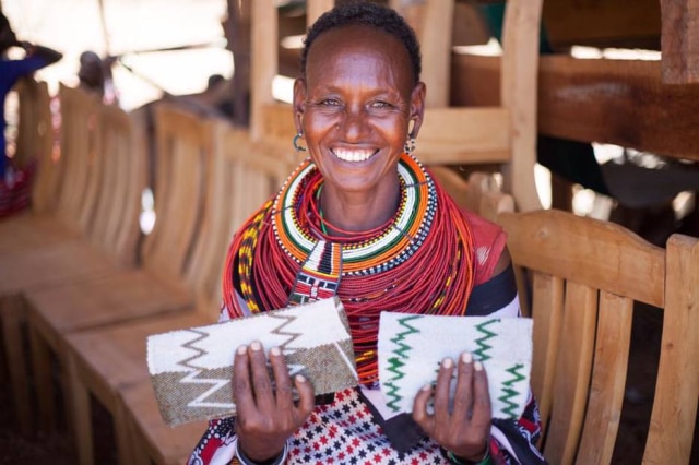 Facebook AnTassia Mulher da tribo Maasai com um modelo de bolsa da AnTassia feito por ela.