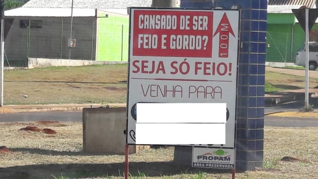 Imagem cedida pelo Procon/MS Placa colocada por Joni Guimarães para divulgar os serviços de sua academia.