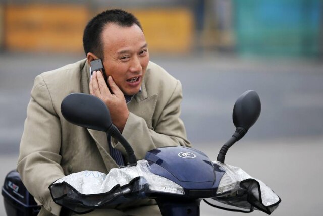 REUTERS/Aly Song Um homem chinês caiu em cratera recém-aberta após usar celular enquanto pilotava. Imagem ilustrativa.
