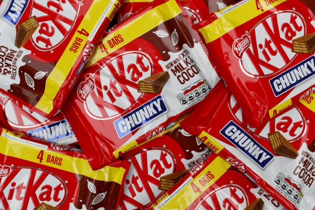 REUTERS/Stefan Wermuth O Kit Kat, chocolate da Nestlé, é comercializado no mundo inteiro, mas alguns sabores estão disponíveis apenas no Japão.