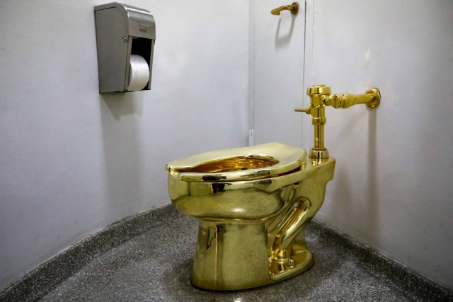 Brendan McDermid/Reuters O museu Guggenheim, em Nova York, se dispôs a emprestar a Casa Branca um vaso sanitário feito de ouro em vez de uma obra de Van Gogh