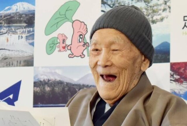 Jiji Press / AFP Photo Nonaka sorri ao receber o título de homem mais velho do mundo.