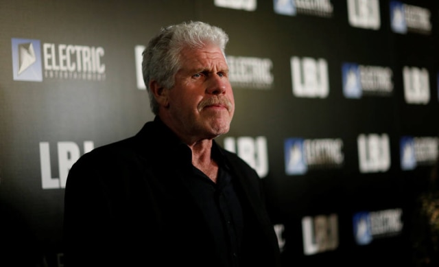 Mario Anzuoni/Reuters O ator Ron Perlman afirmou que urinou na própria mão antes de cumprimentar o ex-produtor Harvey Weinstein durante evento de caridade