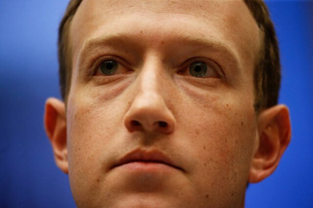 Leah Millis/Reuters Durante participação em podcast, Mark Zuckerberg afirmou que o Facebook não deletaria automaticamente conteúdo negacionista do Holocausto