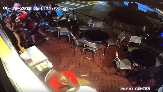 Youtube/VITALY PETRUKHIN Reação brusca realizado pela mulher contra o homem assediador aconteceu durante o horário de trabalho dela.