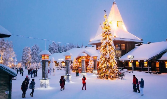 santaclausvillage/reprodução A lenda confirma que o Papai Noel reside na Finlândia. Mais especificamente na Lapônia. Dessa maneira, a época de Natal é o período favorito dos finlandeses. A vila chamada “Vila do Papai Noel”, é um dos pontos turísticos da cidade e inspiração no quesito decoração. É considerado o maior parque natalino do mundo com oito mil m² quadrados.