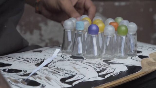Reprodução de cena de 'Lança' (2018) / Divulgação Poeta já chegou a encontrar mais de 50 frascos de lança-perfume em praça da Cidade Tiradentes.