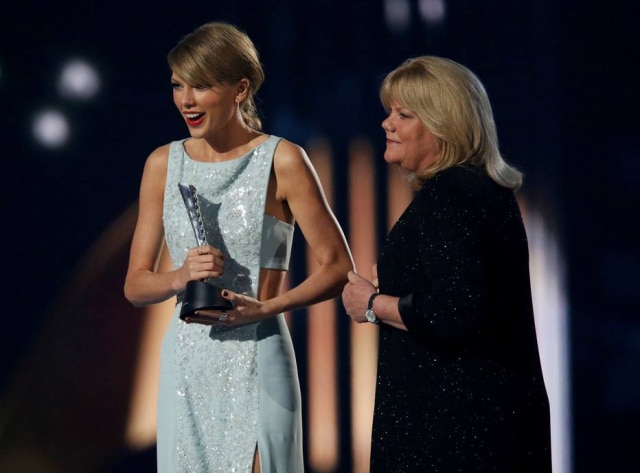 REUTERS/Mike Blake Taylor Swift e sua mãe Andrea.