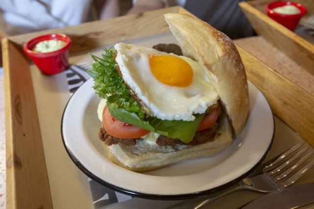 Taba Benedicto/Estadão Chivito, clássico sanduíche uruguaio, com bife à milanesa, ovo frito e, aqui, pão de fermentação natural.