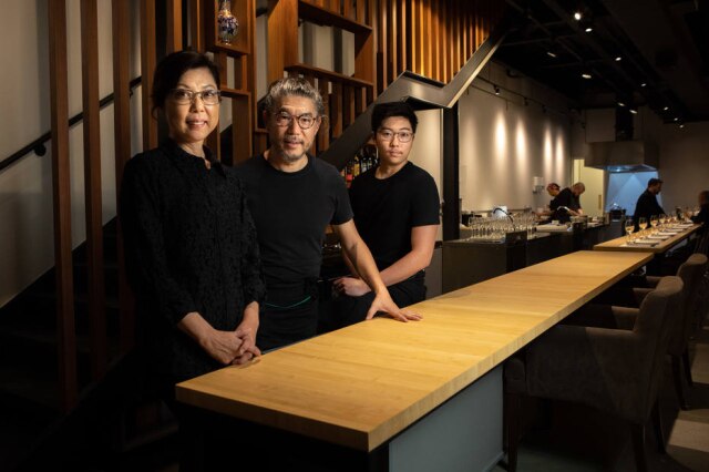 Daniel Teixeira/Estadão O chef Tsuyoshi Murakami com sua mulher, Suzana, e seu filho, Jun.