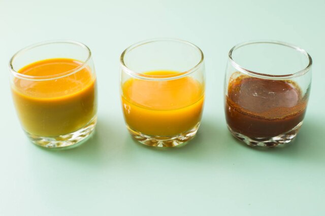 Tiago Queiroz/Estadão Cúrcuma. A cor de alguns alimentos é afetada pela acidez ou alcalinidade: No centro a tinta natural, à esquerca com limão, à direita com bicarbonato de sódio