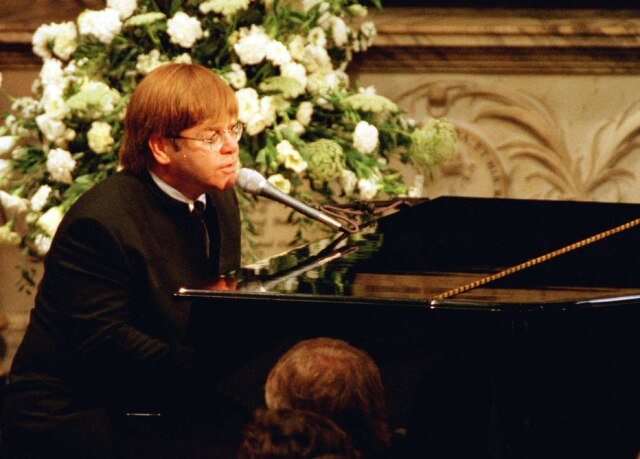 Paul Hackett/Reuters Elton John cantando 'Candle in the Wind' em homenagem à princesa Diana no funeral dela, em setembro de 1997.