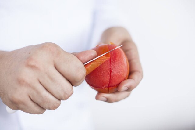 Walter Costa/Estadão Depois de mergulhar o tomate por segundos em água fervente, a pele sai praticamente sozinha.