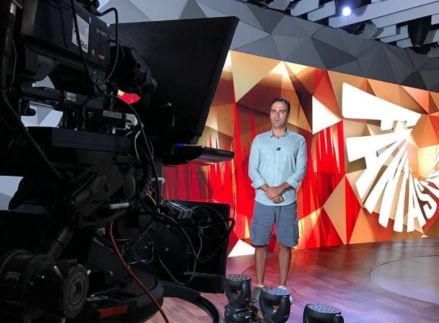 Instagram/@tadeuschmidt O apresentador Tadeu Schmidt gravando chamadas do 'Fantástico'.