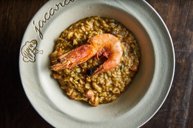 Jacarandá Arroz de terra de mar, arroz de camarão e porco com cogumelos orgânicos e parmesão