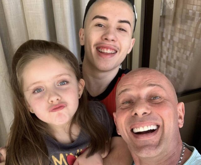 Instagram/@rafaelilhaofc O ex-Polegar Rafael Ilha, com os filhos