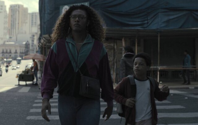 Amazon Prime Video Cassandra, interpretada por Liniker, com o filho Gersinho, personagem de Gustavo Coelho