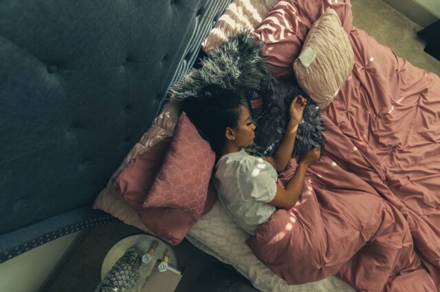 Unsplash/Ashley Byrd Se afastar das telas, não comer muito antes de deitar e adotar a prática de ioga ou respiração são algumas dicas para a higiene do sono
