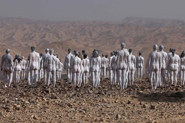 Menahem KAHANA / AFP Cerca de 300 pessoas se inscreveram para fazer parte da instalação de fotos de nus, projetada por Spencer Tunick.