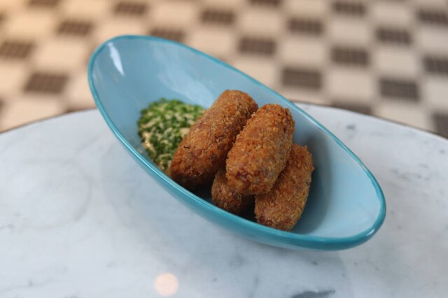 Alex Silva/Estadão Croquetas de pastrami com recheio cremoso de batata e aïoli, do Bistrô Charlô.