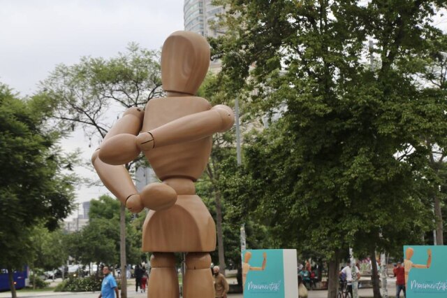 Divulgação Uma boneca gigante no centro de São Paulo chama atenção das pessoas sobre artrite reumatoide
