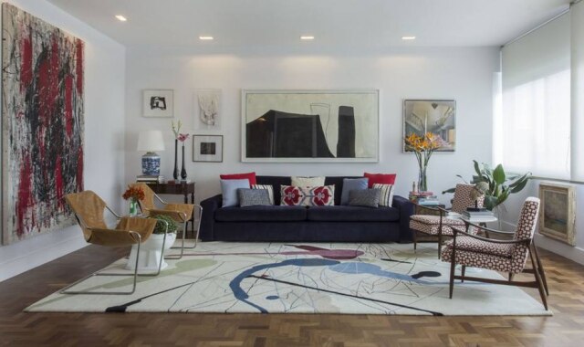 Zeca Wittner/Estadão O living no apartamento decorado por Zeca Camargo Penteado, com tela de Alexandre Fehr (a maior), poltronas Paulistano e, acima do sofá, tela de Elisa Brahcer