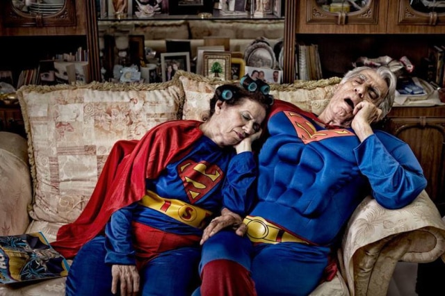 Super Homem e Super Girl, casados, dormem na frente da tevê