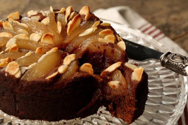Recipe for warm chocolate and pear cake from chef Carla Pernambuco, from Cartola restaurant