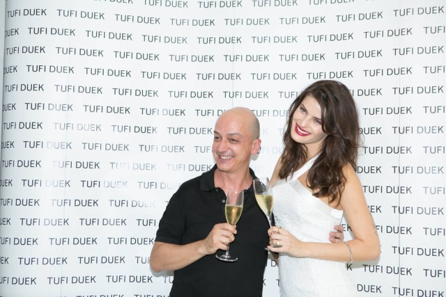 Divulgação Edu Pombal em evento com a modelo Isabeli Fontana, a musa da Tufi Duek.