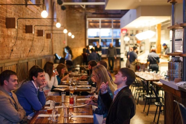 Dustin Chambers|NYT O chef Ryan Smith, do Staplehouse, serve suas criações em um salão estreito e reluzente, construído dentro de um casarão de mais de um século.