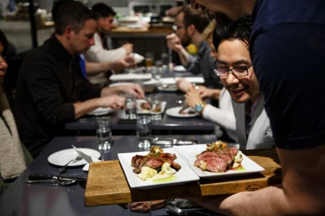 Dustin Chambers|NYT Na nova cena gastronômica de Atlanta, novas técnicas e invenções se misturam a tradições da cozinha sulista norte-americana. Na foto, beef strip maturado servido com queijo azul, no Gunshow.