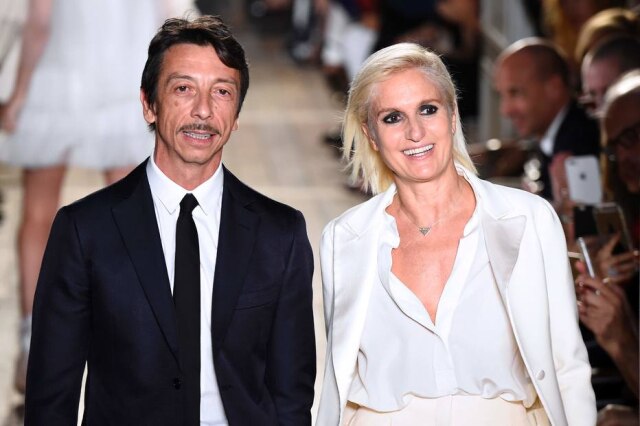 AFP PHOTO / BERTRAND GUAY Os estilistas Pierpaolo Piccioli e Maria Grazia Chiuri no desfile de sua última coleção criada em conjunto para a Valentino