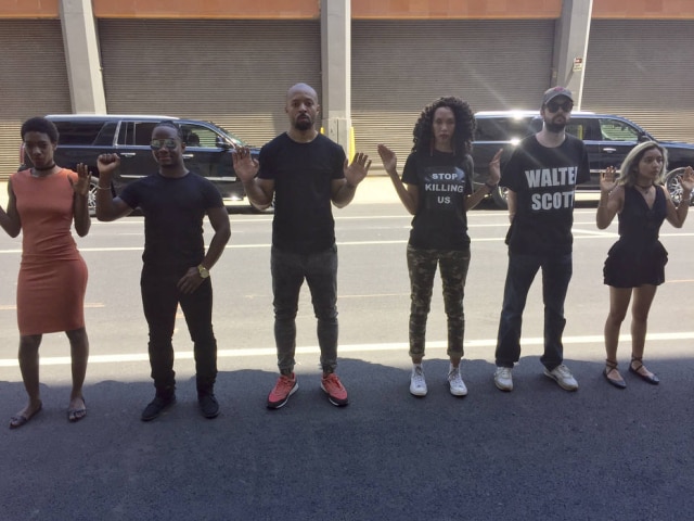 Guy Trebay/ The New York Times Um protesto do movimento "Black Lives Matter" fora do QG da Semana de Moda Masculina de Nova York.
