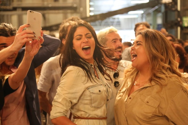 Globo/ Paulo Belote Carol Castro e Fabiana Karla entre os participantes da gravação da Mensagem de Final de Ano