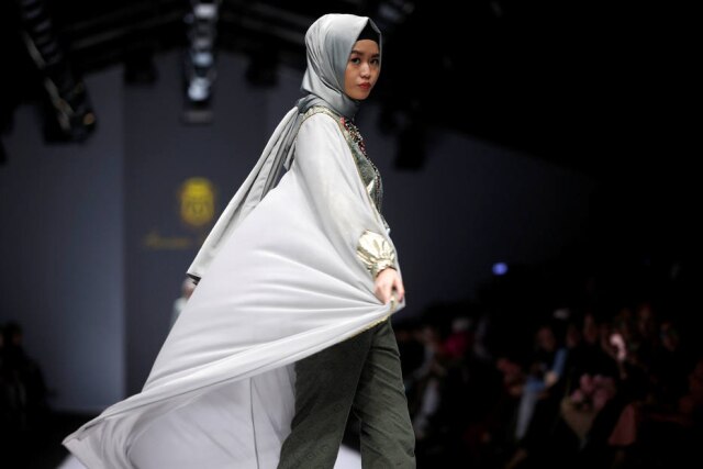 REUTERS/Beawiharta Desfile da designer Anniesa Hasibuan.